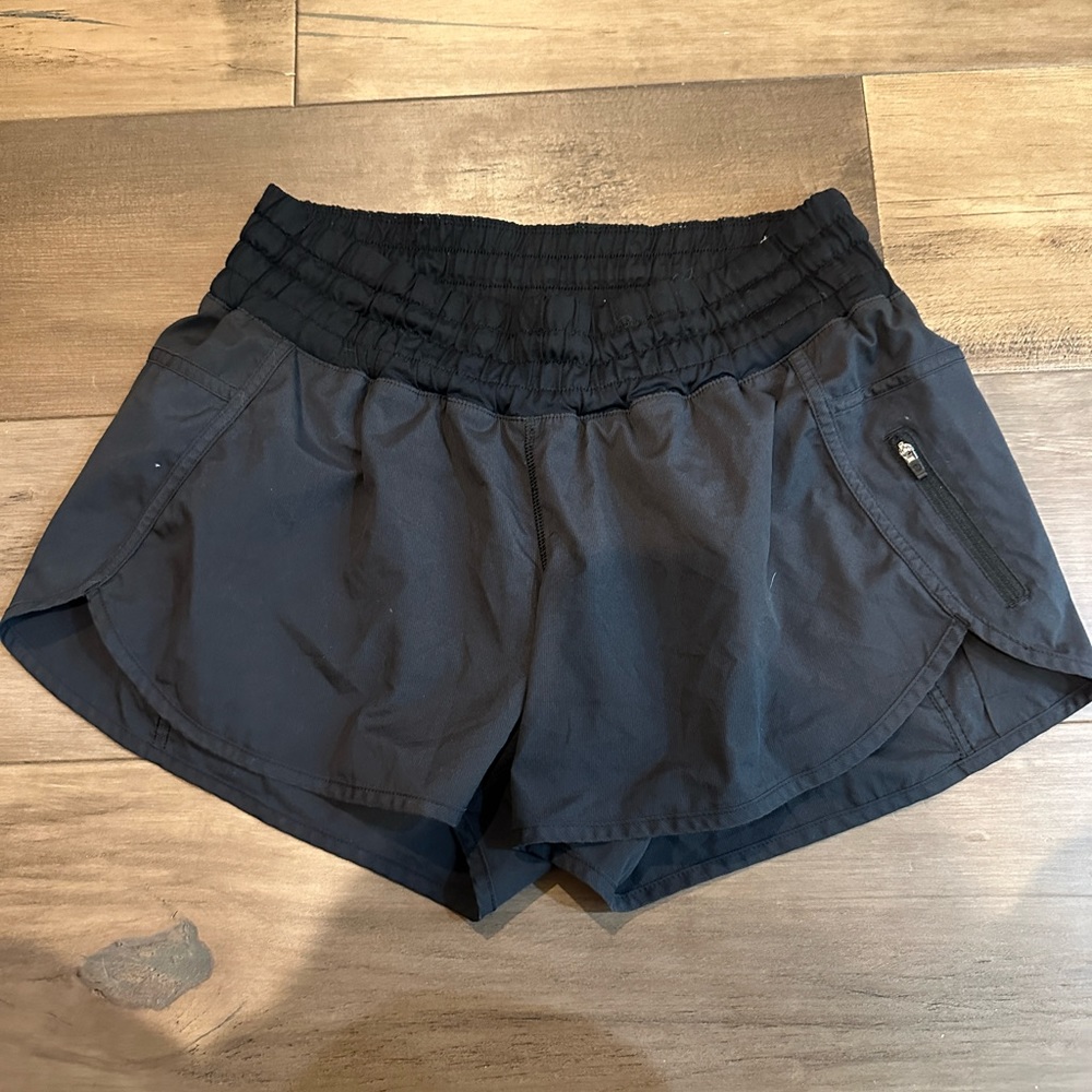 Brand new, barely worn Lululemon hotty hot high rise 4” shirt